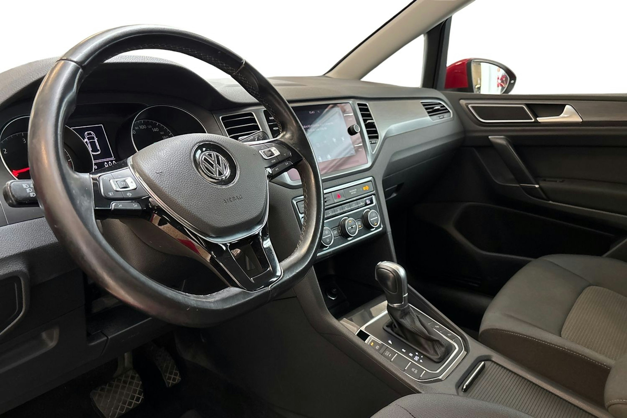 Punainen Volkswagen GOLF SPORTSVAN 2018 kuva 7.