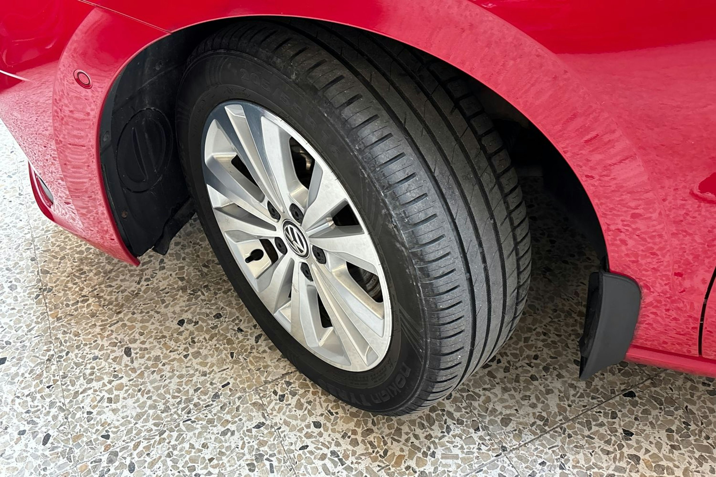 Punainen Volkswagen GOLF SPORTSVAN 2018 kuva 13.