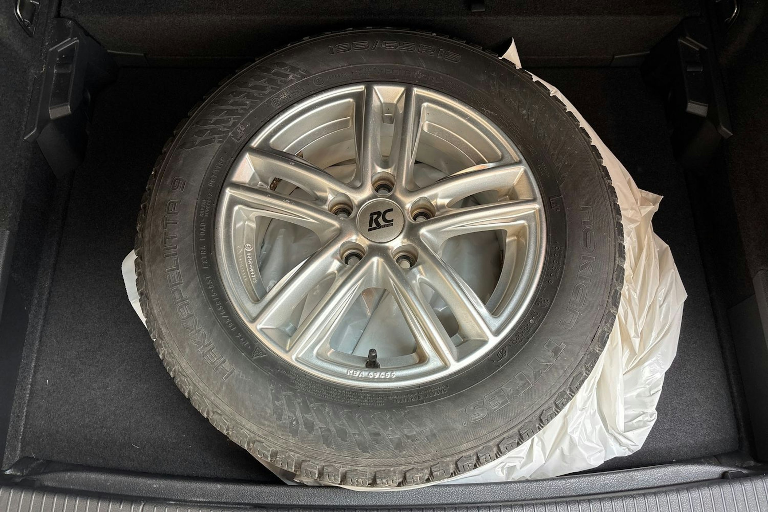 Punainen Volkswagen GOLF SPORTSVAN 2018 kuva 14.