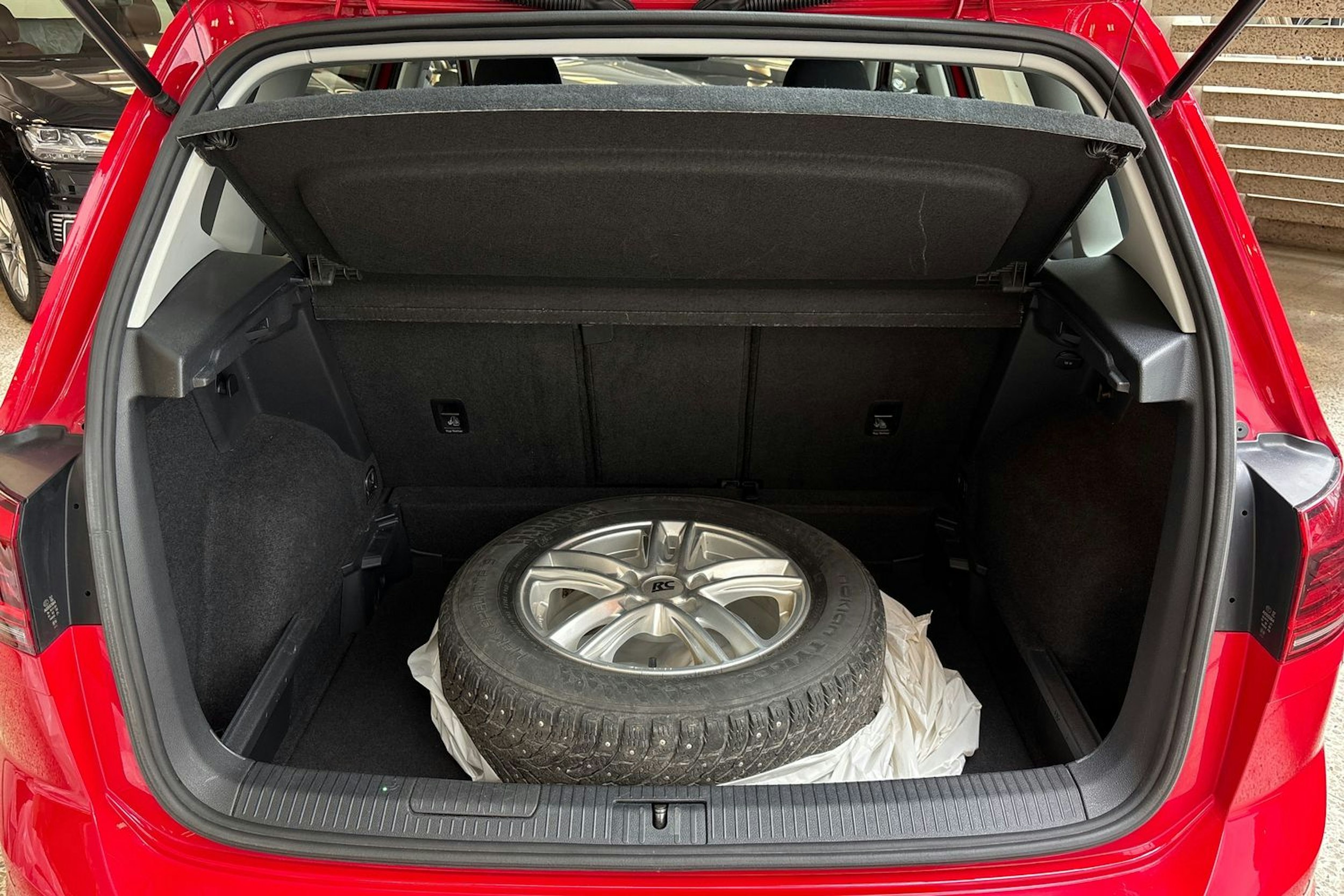 Punainen Volkswagen GOLF SPORTSVAN 2018 kuva 15.