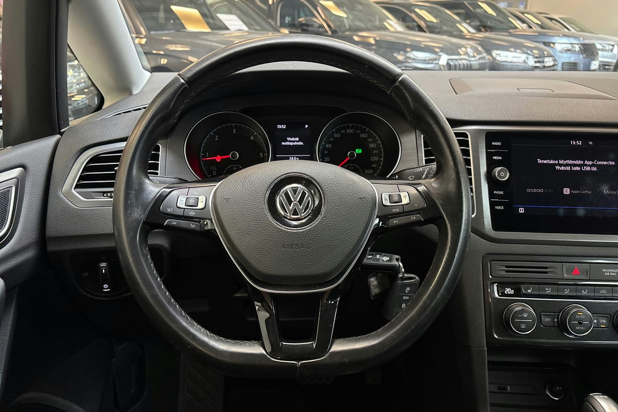 Punainen Volkswagen GOLF SPORTSVAN 2018 kuva 23.