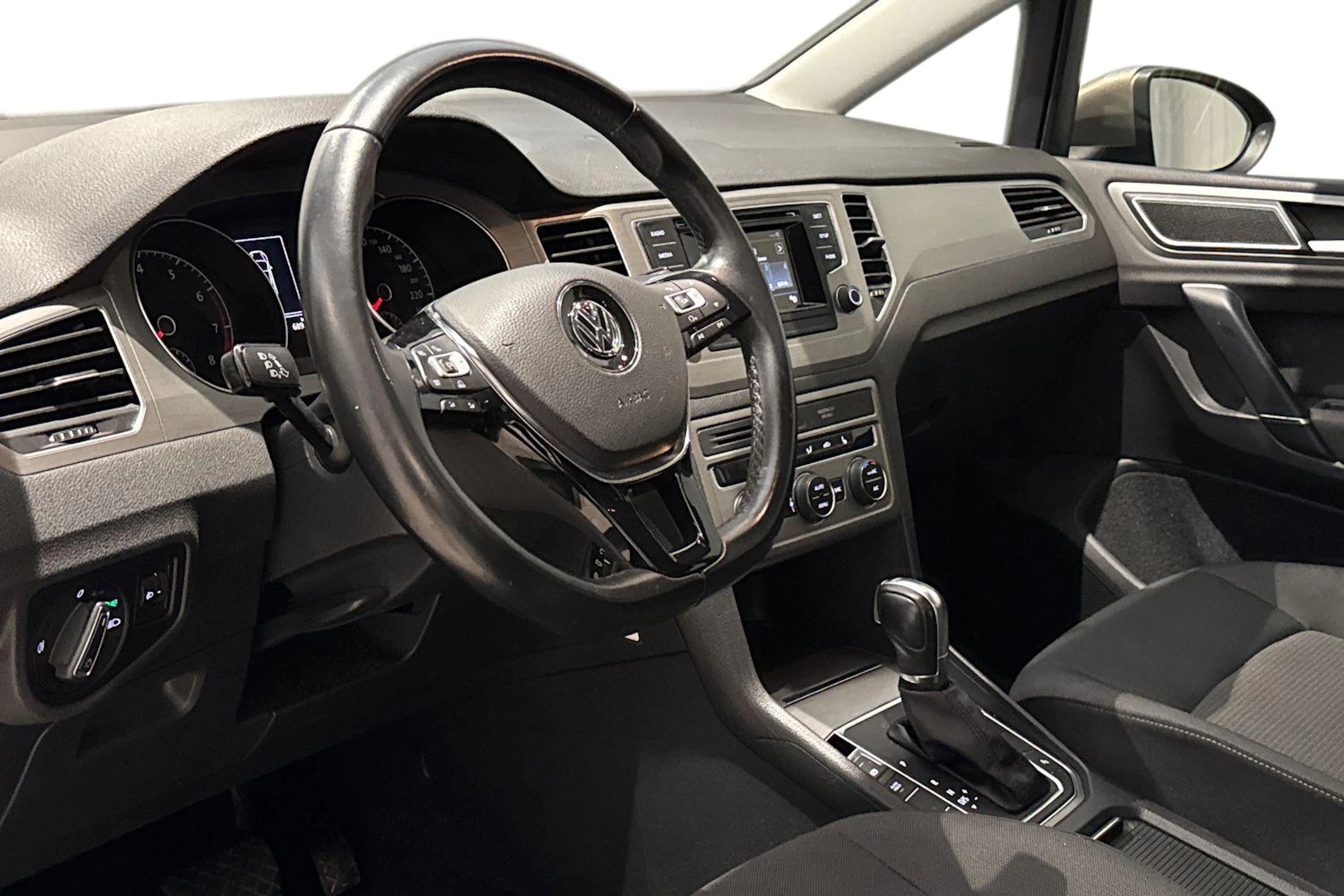 ruskea (beige) Volkswagen Golf Sportsvan 2018 kuva 31.