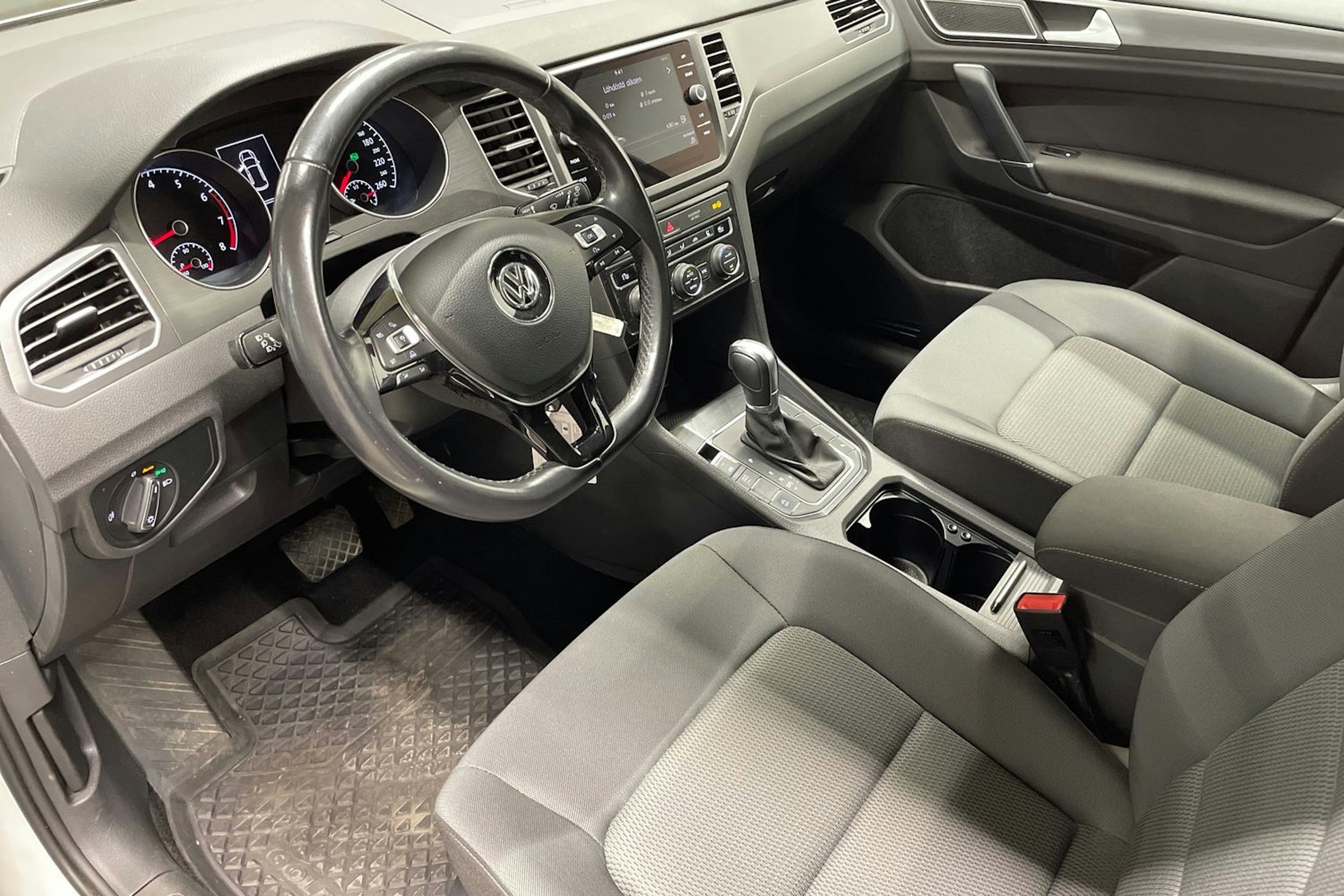valkoinen Volkswagen Golf Sportsvan 2018 kuva 7.