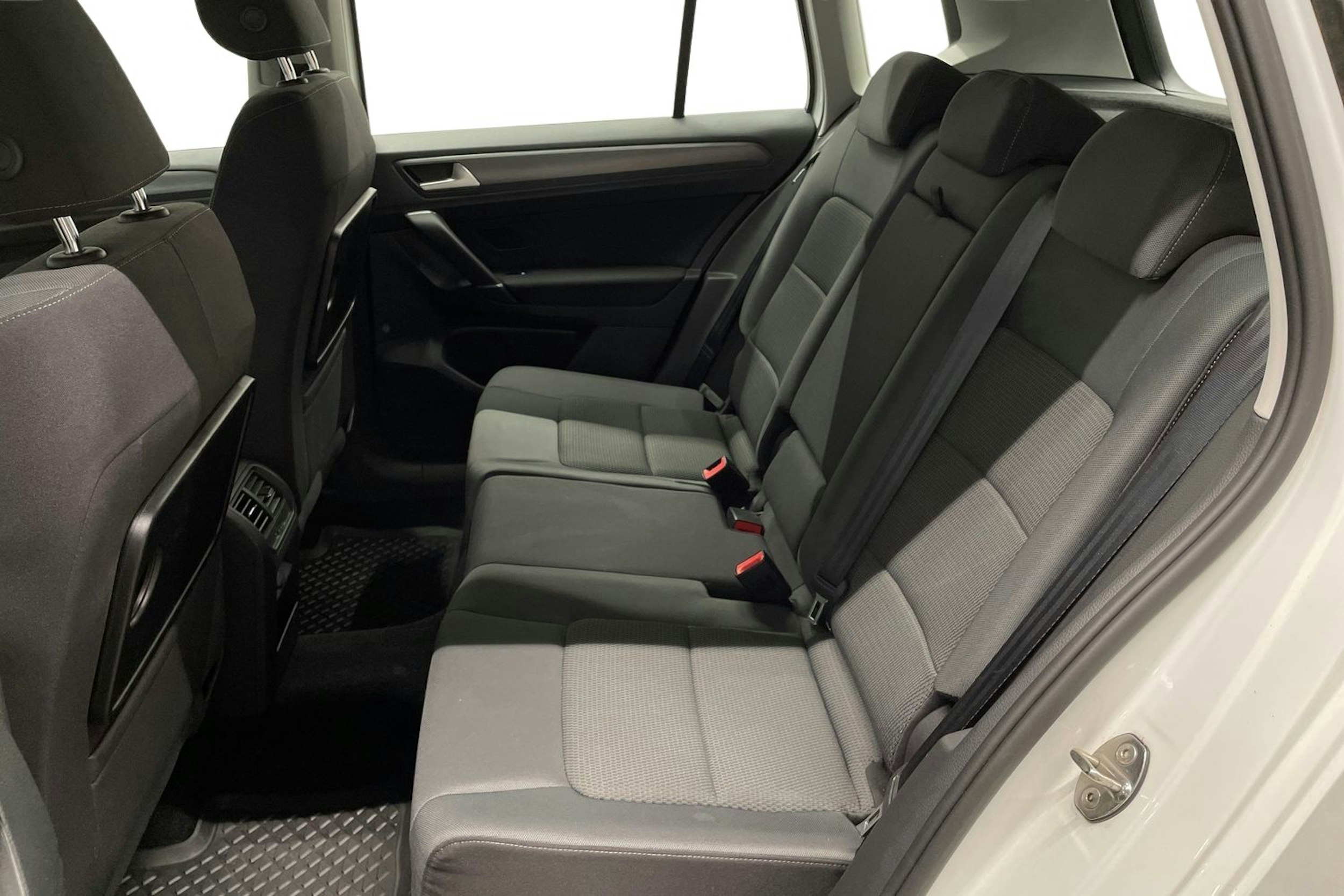 valkoinen Volkswagen Golf Sportsvan 2018 kuva 10.