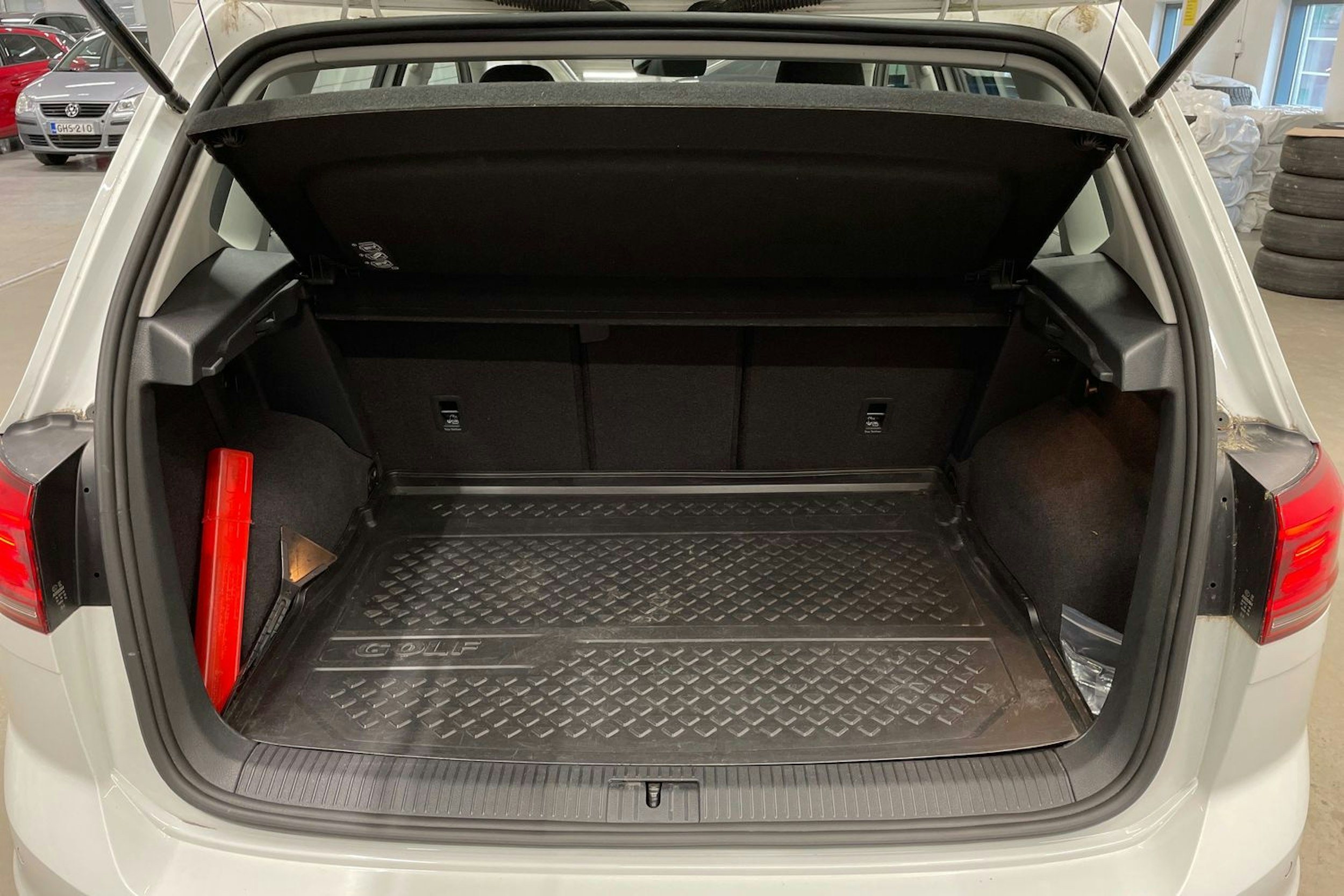 valkoinen Volkswagen Golf Sportsvan 2018 kuva 15.