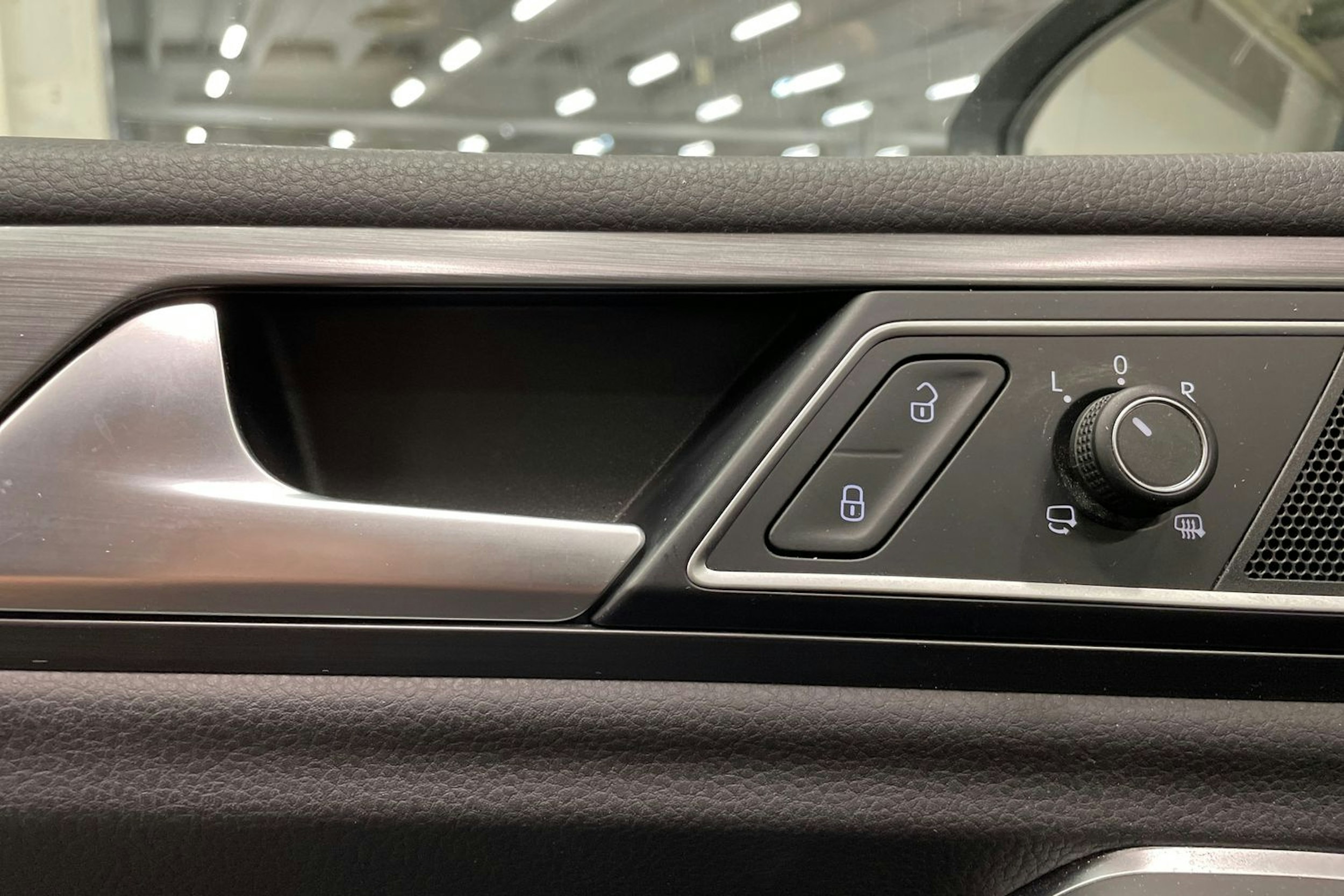 valkoinen Volkswagen Golf Sportsvan 2018 kuva 23.