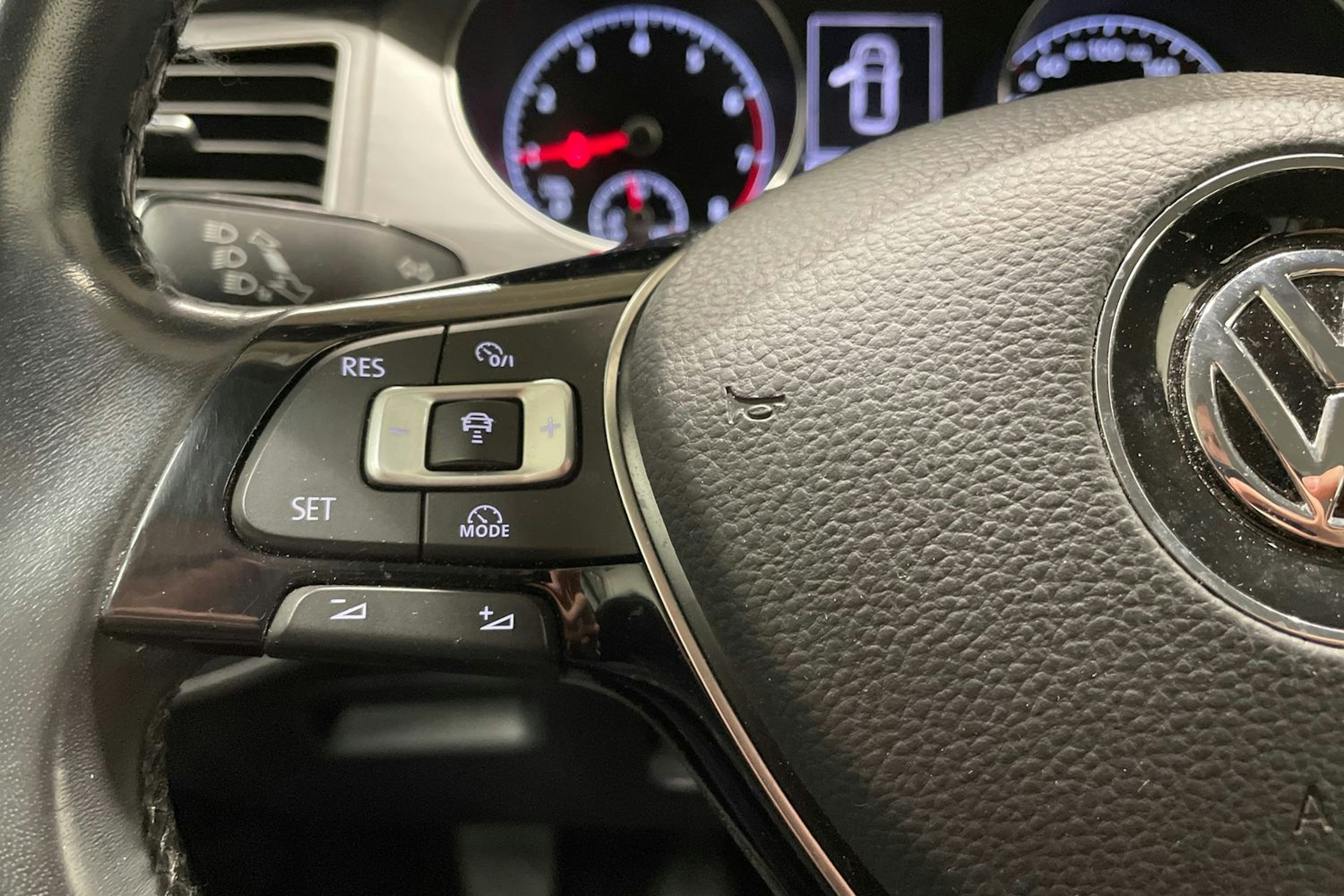 valkoinen Volkswagen Golf Sportsvan 2018 kuva 24.