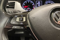 valkoinen Volkswagen Golf Sportsvan 2018 kuva 24.