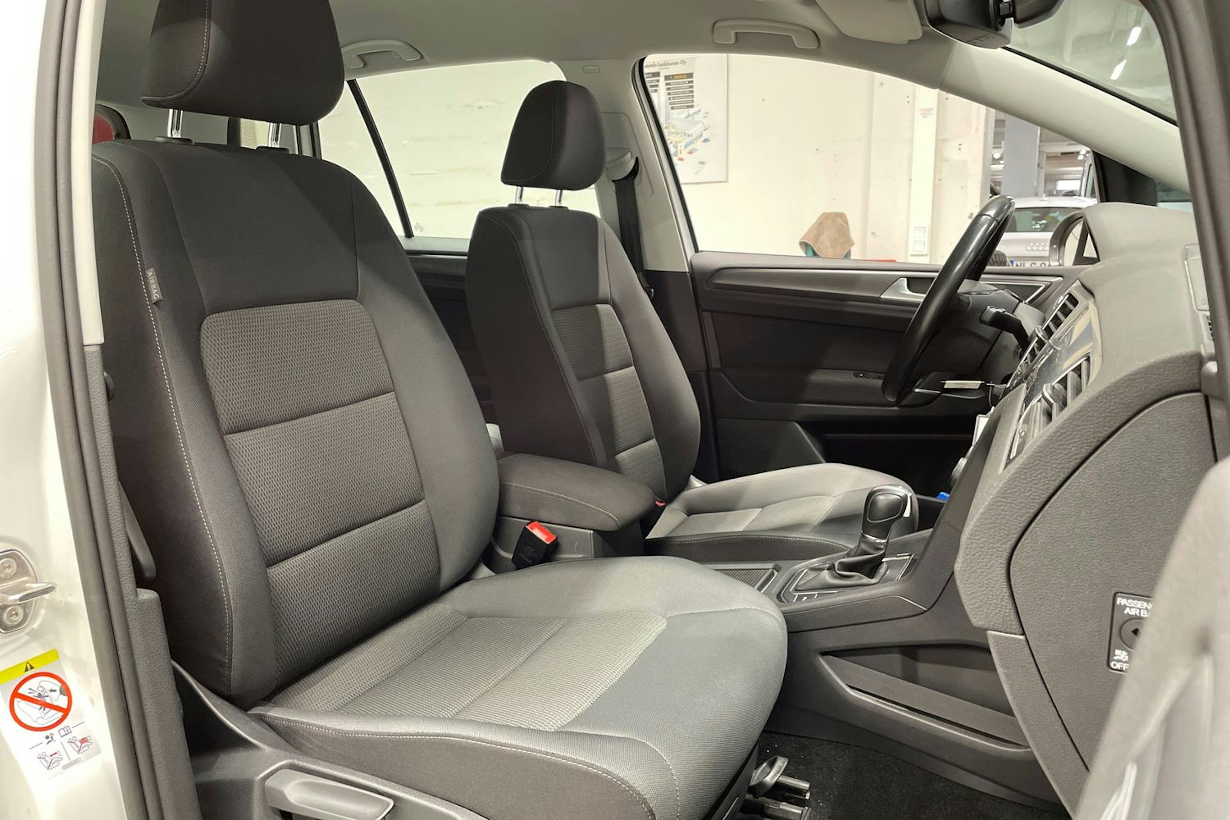 valkoinen Volkswagen Golf Sportsvan 2018 kuva 26.