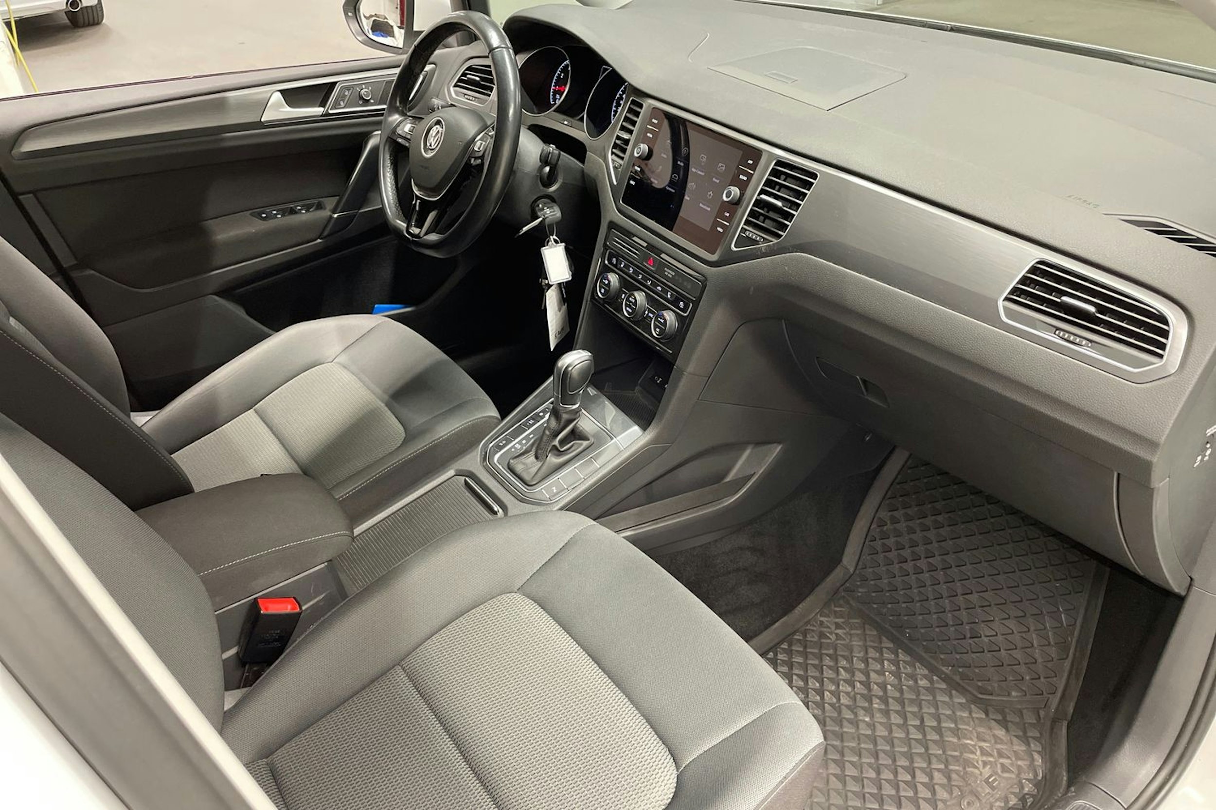 valkoinen Volkswagen Golf Sportsvan 2018 kuva 27.