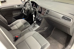 valkoinen Volkswagen Golf Sportsvan 2018 kuva 27.
