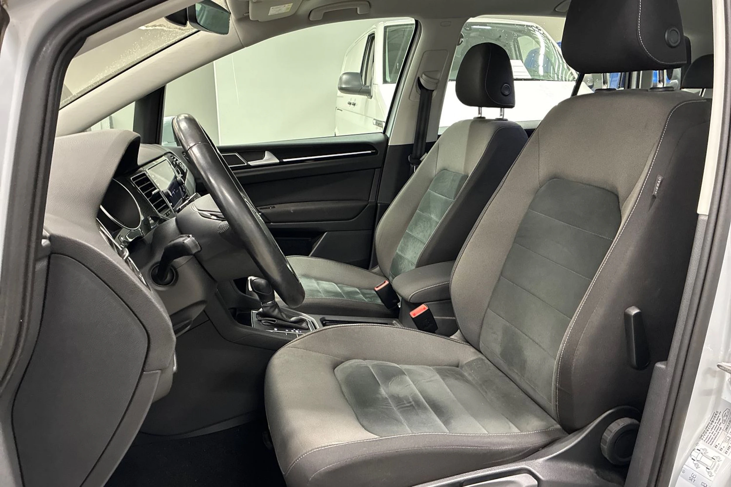 valkoinen Volkswagen Golf Sportsvan 2018 kuva 21.
