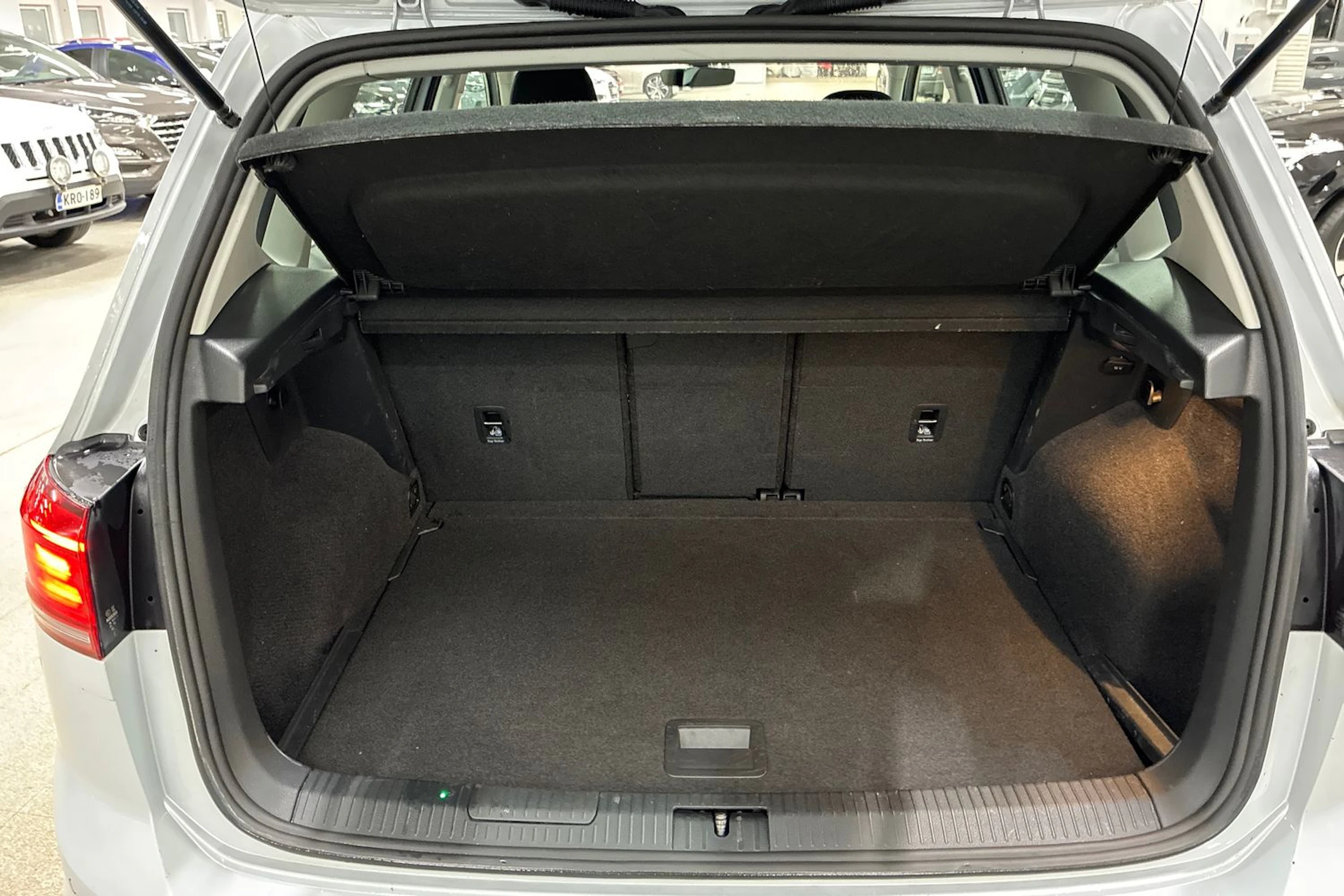 valkoinen Volkswagen Golf Sportsvan 2018 kuva 22.