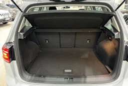 valkoinen Volkswagen Golf Sportsvan 2018 kuva 22.