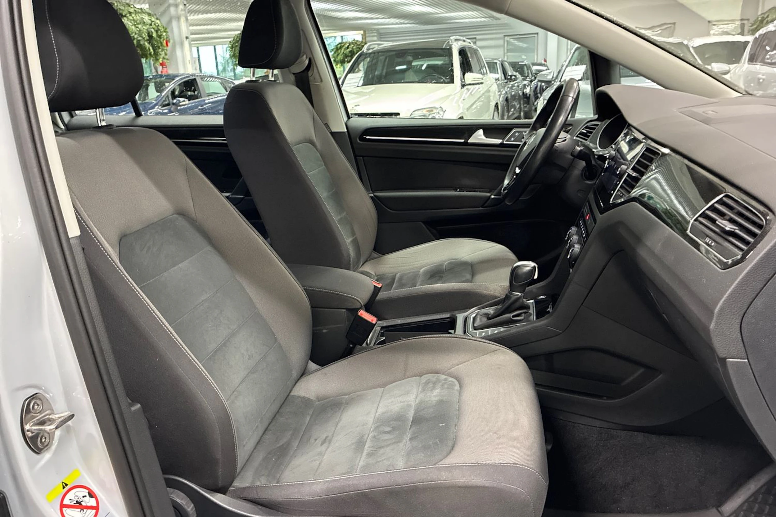 valkoinen Volkswagen Golf Sportsvan 2018 kuva 23.