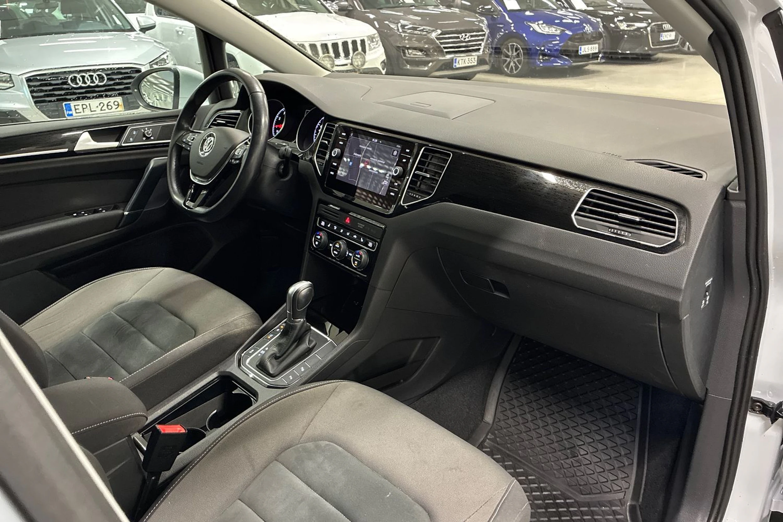 valkoinen Volkswagen Golf Sportsvan 2018 kuva 24.