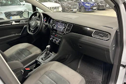 valkoinen Volkswagen Golf Sportsvan 2018 kuva 24.