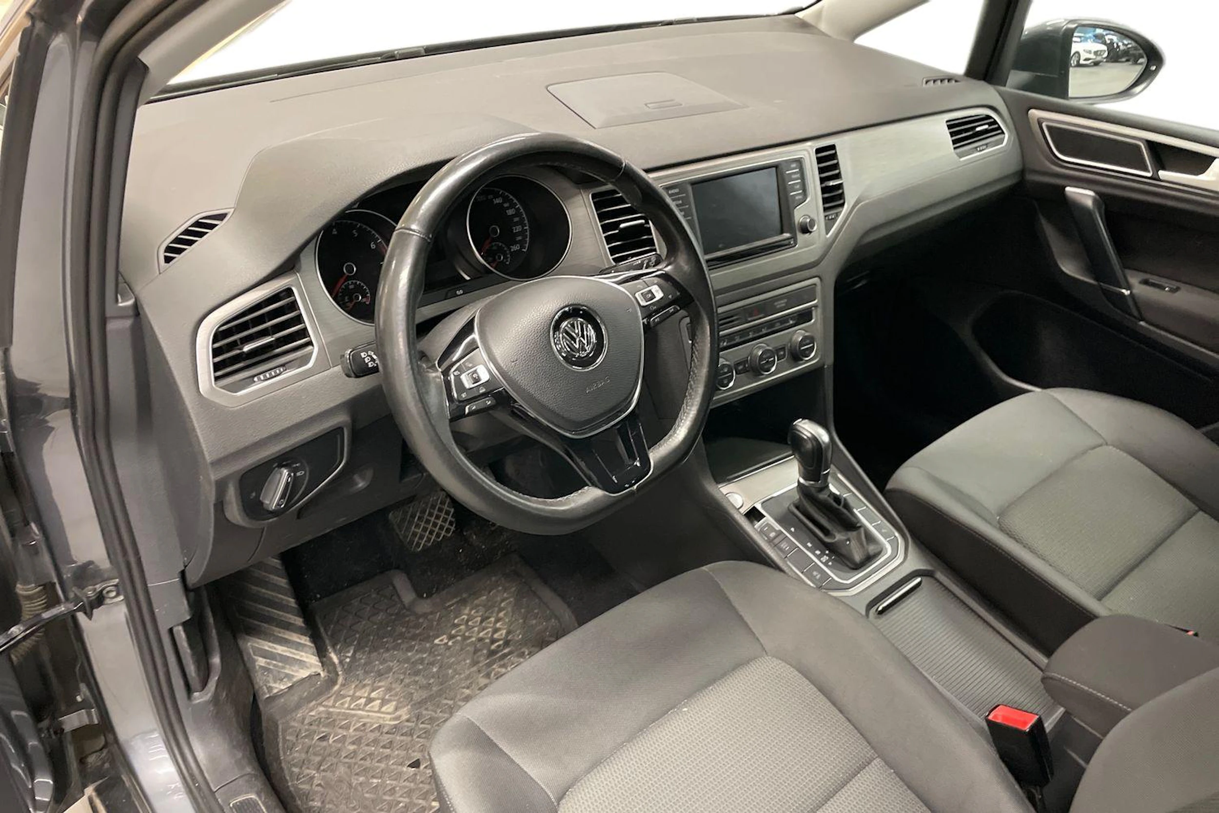 harmaa Volkswagen Golf Sportsvan 2018 kuva 3.