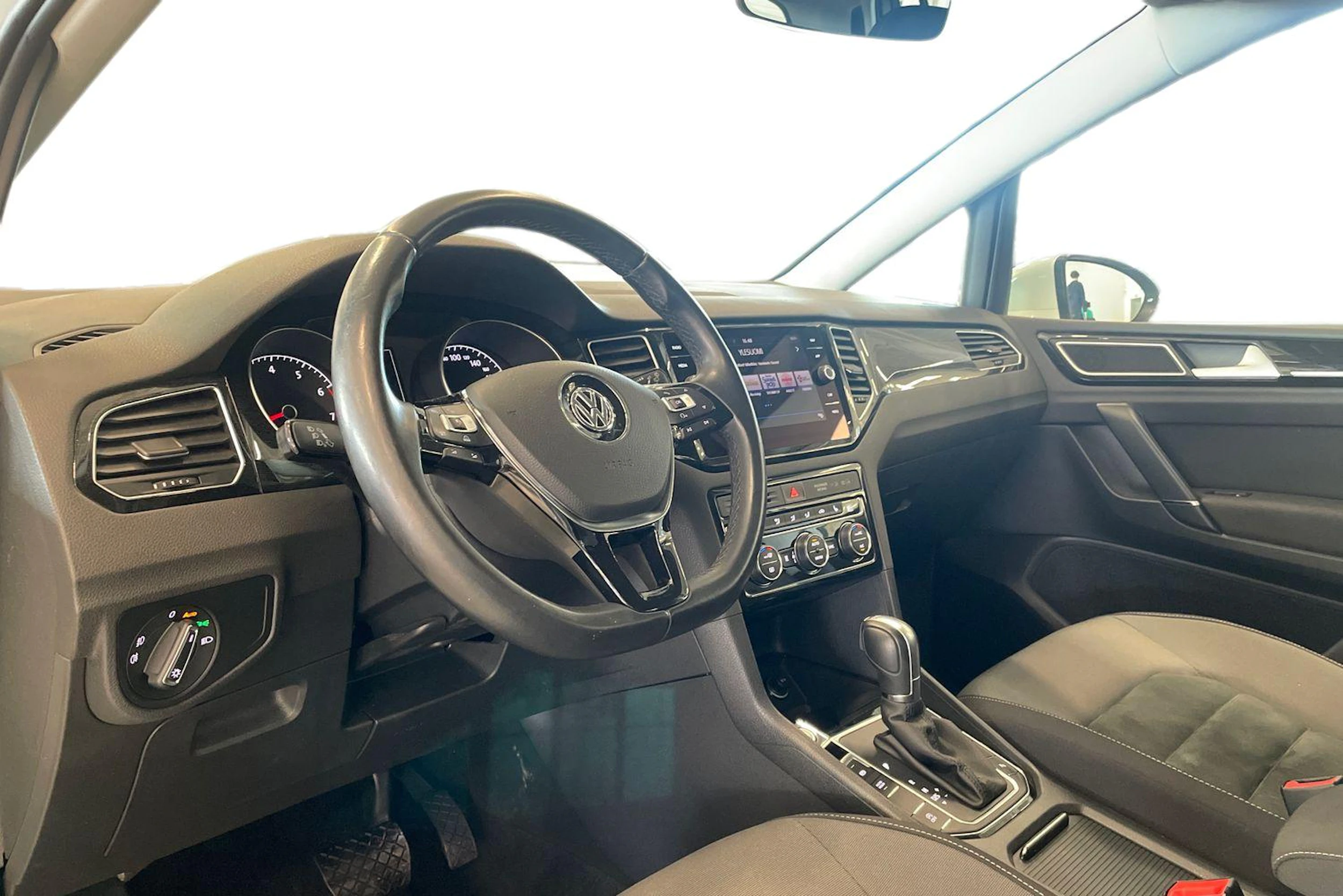 valkoinen Volkswagen Golf Sportsvan 2018 kuva 8.