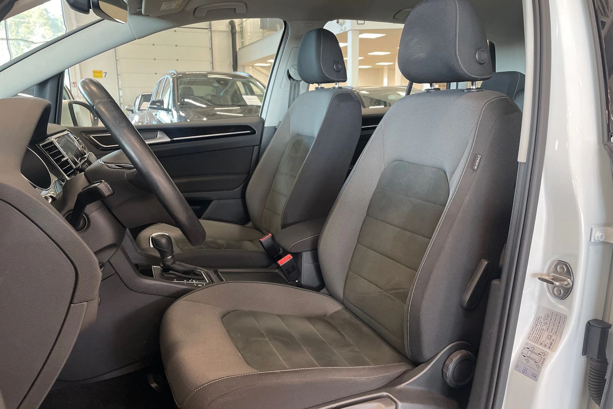 valkoinen Volkswagen Golf Sportsvan 2018 kuva 15.