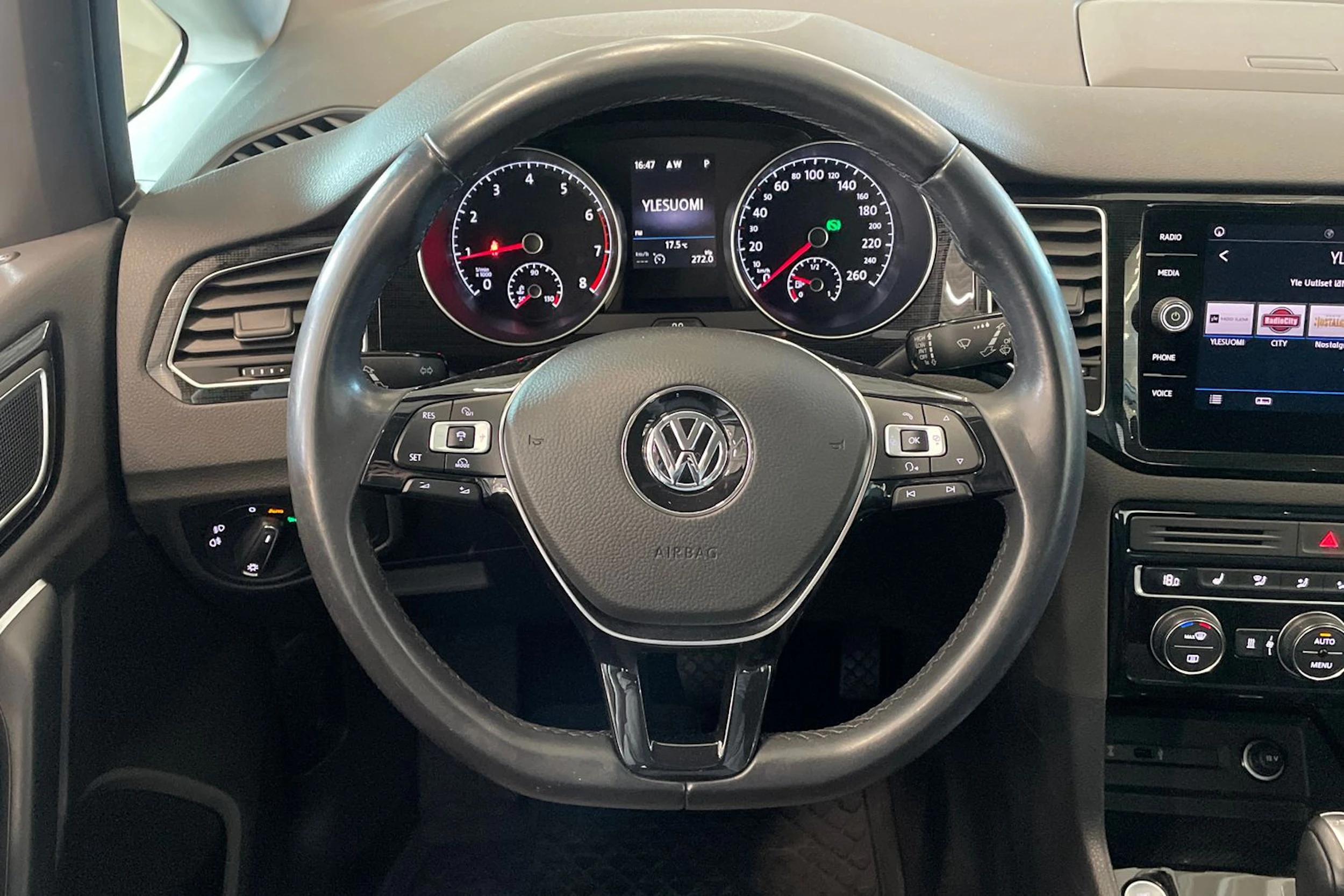 valkoinen Volkswagen Golf Sportsvan 2018 kuva 16.