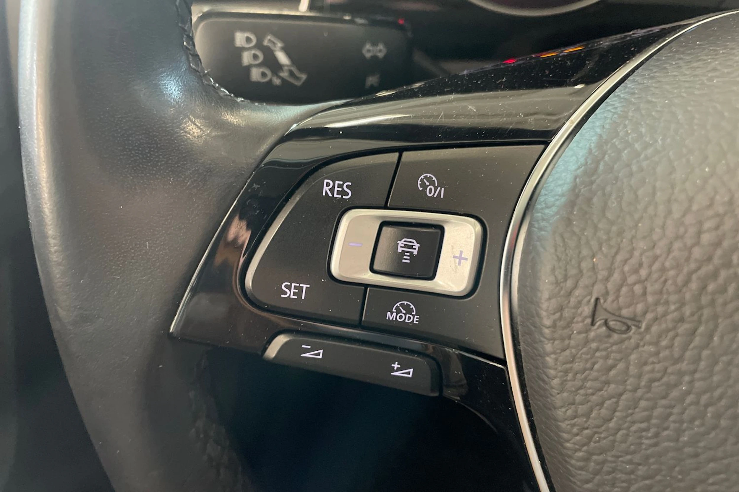 valkoinen Volkswagen Golf Sportsvan 2018 kuva 19.