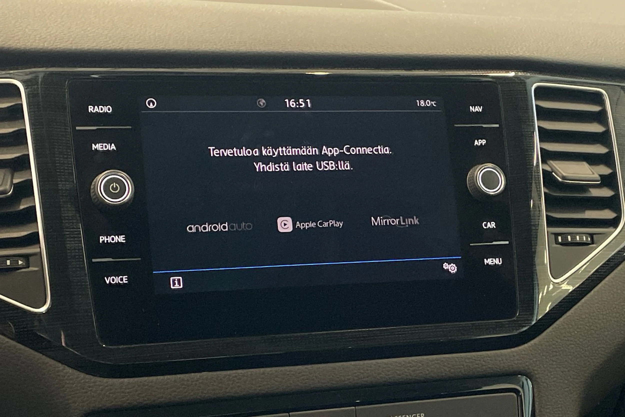 valkoinen Volkswagen Golf Sportsvan 2018 kuva 23.