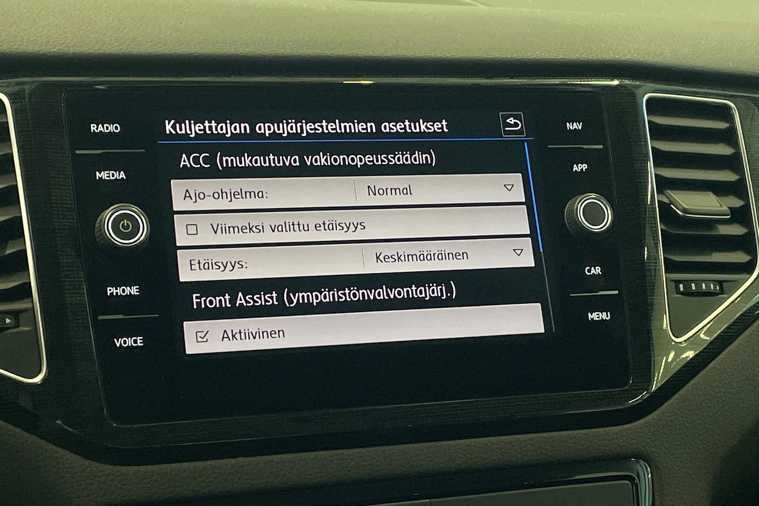 valkoinen Volkswagen Golf Sportsvan 2018 kuva 25.