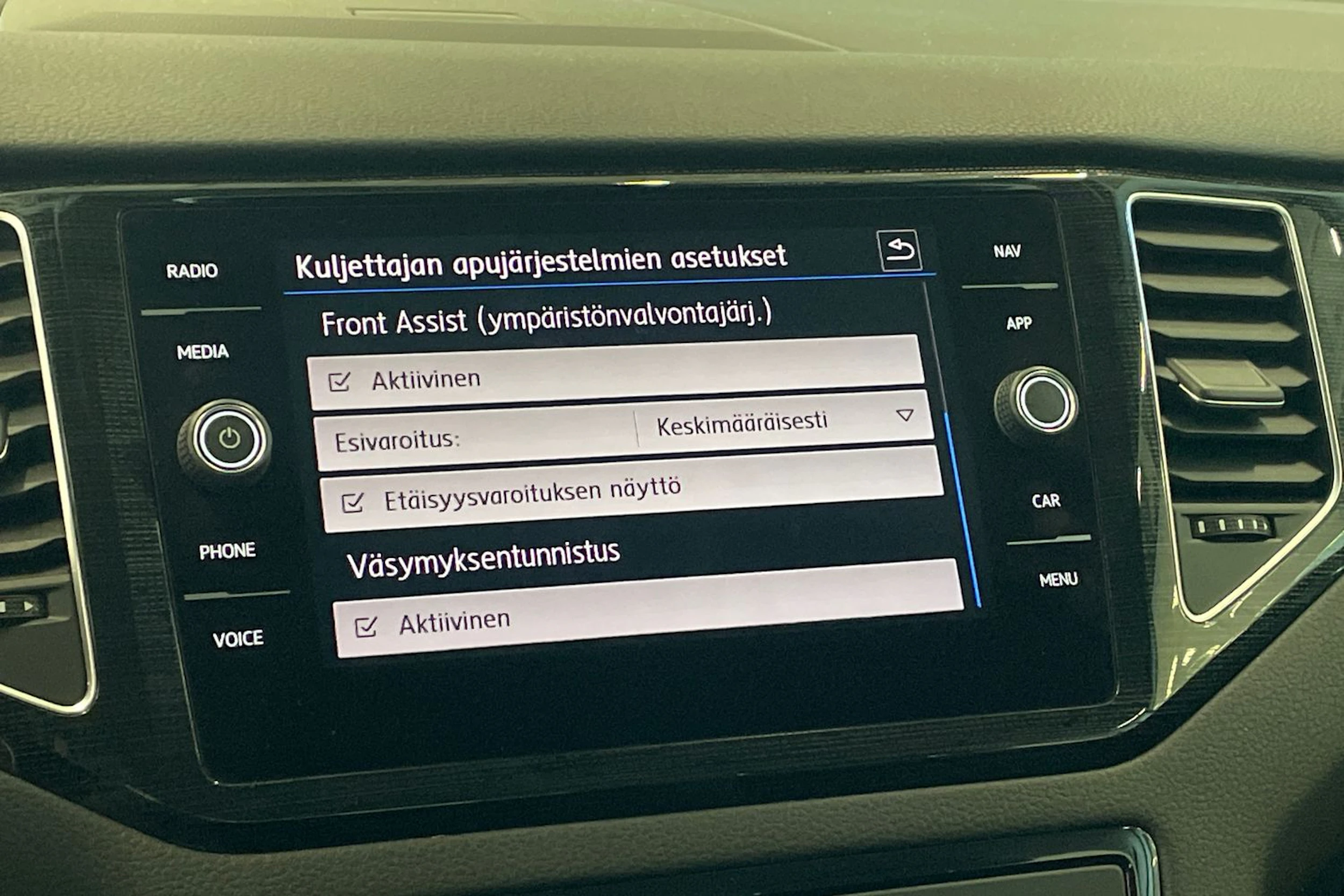 valkoinen Volkswagen Golf Sportsvan 2018 kuva 26.