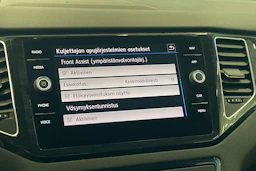 valkoinen Volkswagen Golf Sportsvan 2018 kuva 26.