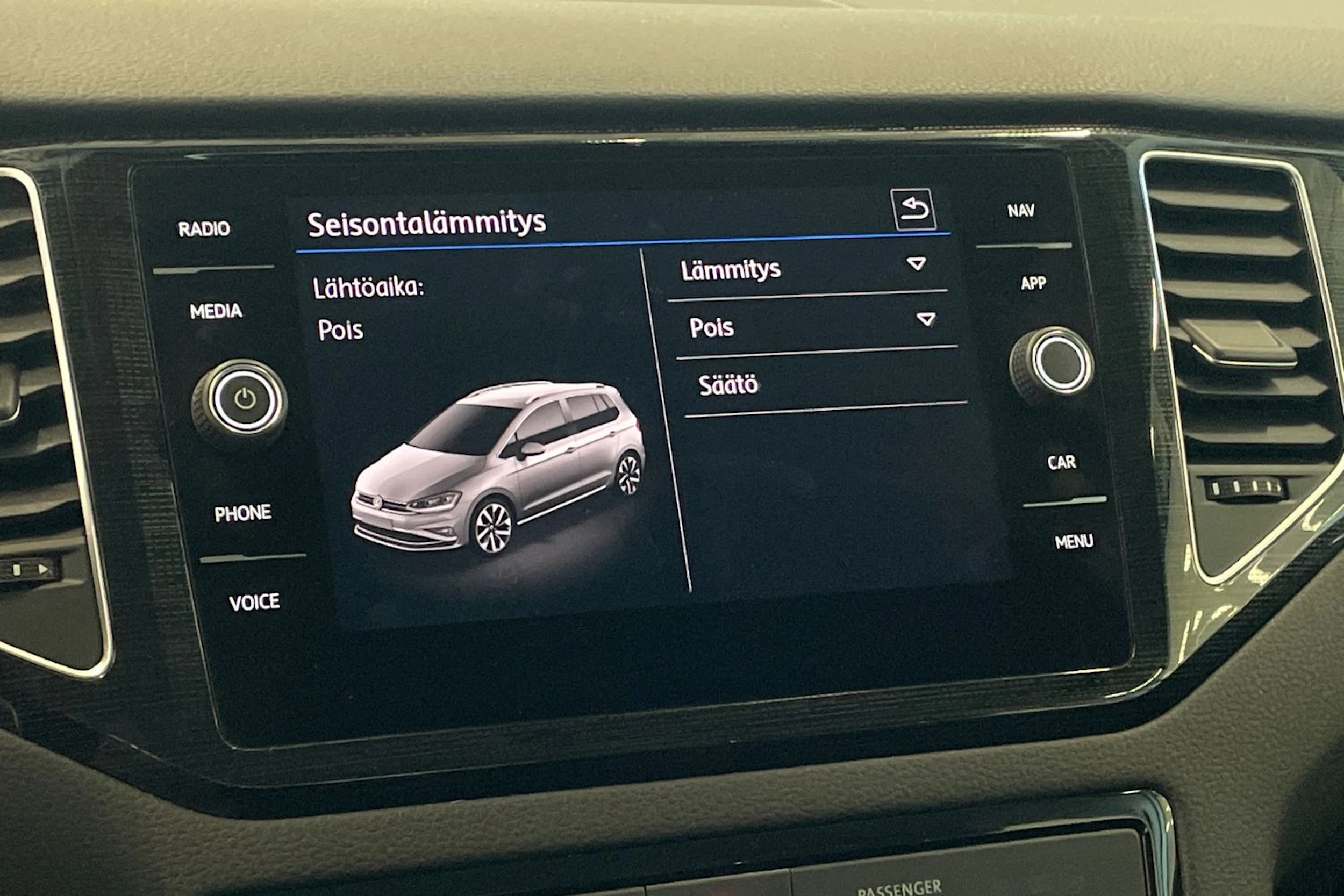 valkoinen Volkswagen Golf Sportsvan 2018 kuva 27.