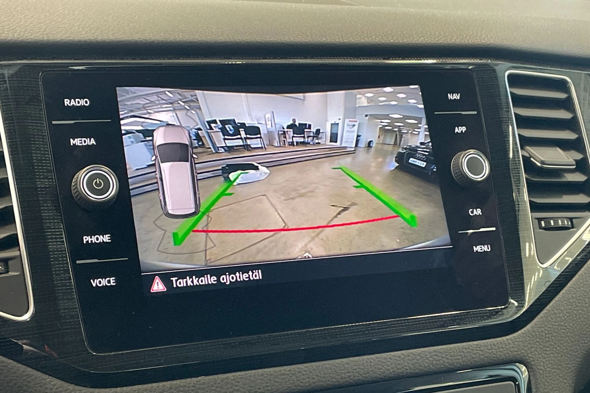 valkoinen Volkswagen Golf Sportsvan 2018 kuva 28.