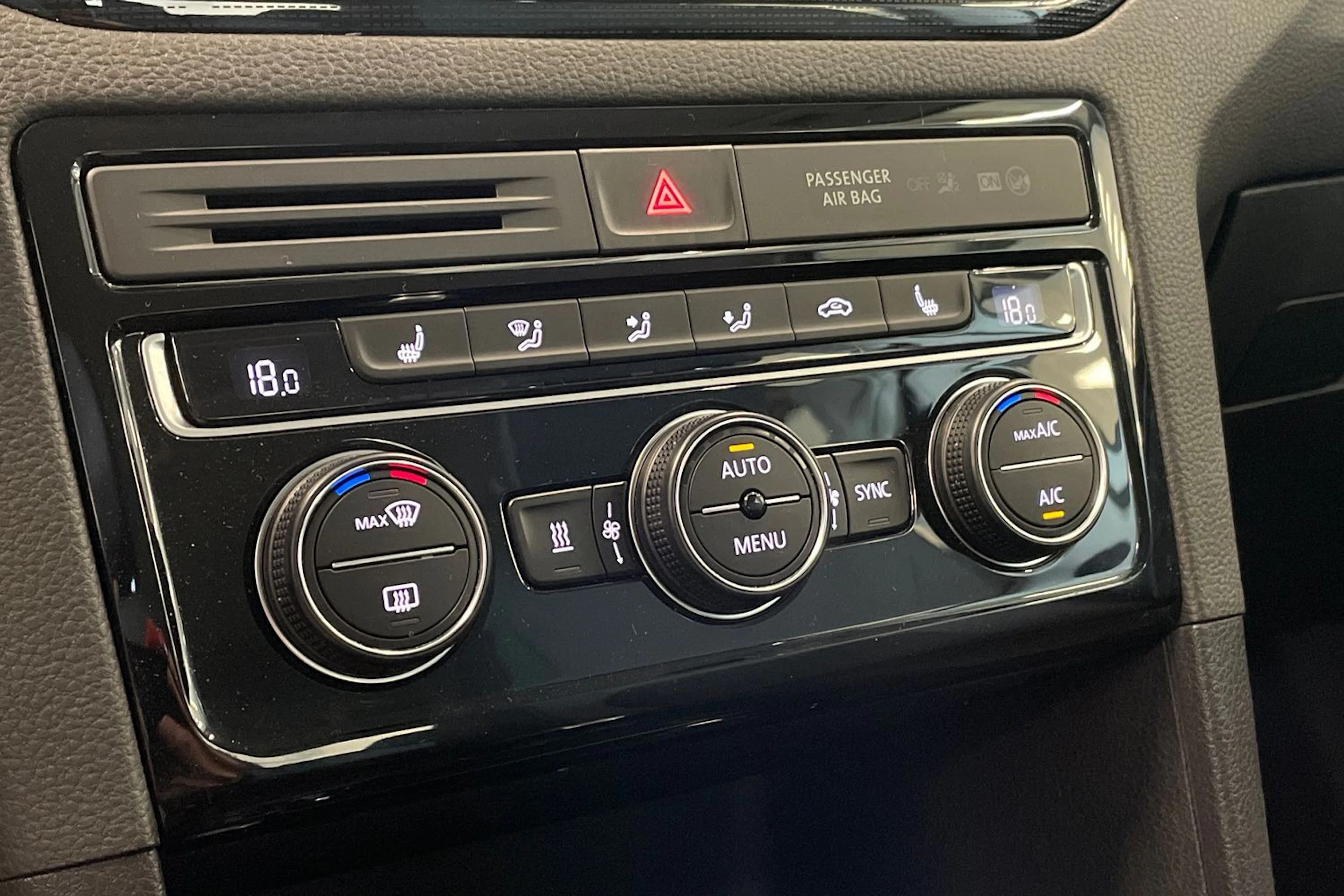 valkoinen Volkswagen Golf Sportsvan 2018 kuva 29.