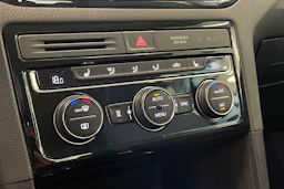 valkoinen Volkswagen Golf Sportsvan 2018 kuva 29.