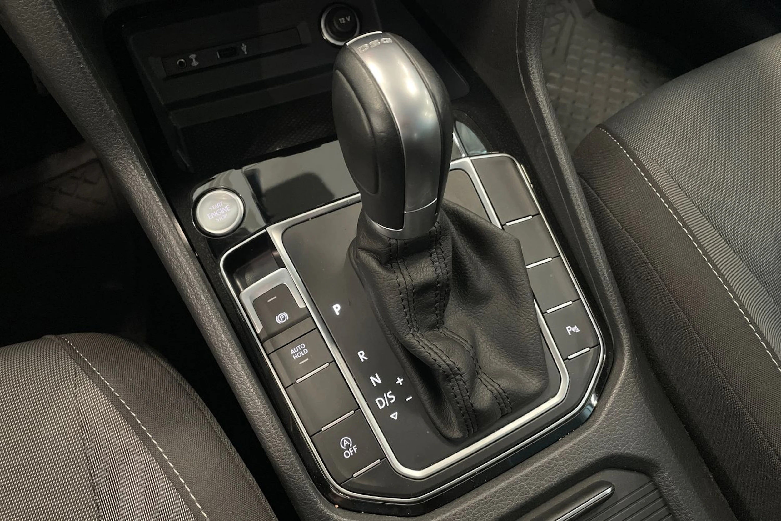 valkoinen Volkswagen Golf Sportsvan 2018 kuva 30.