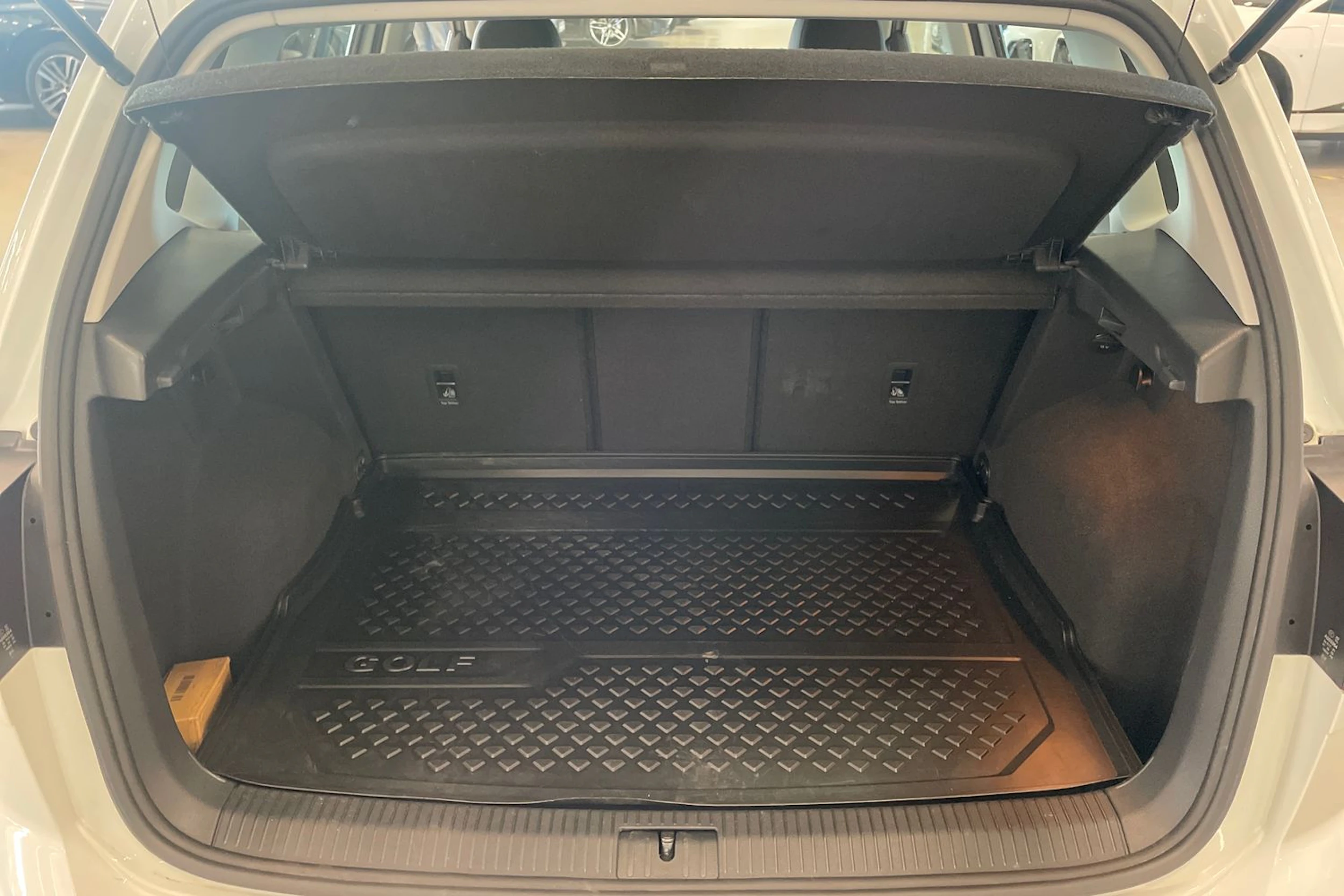 valkoinen Volkswagen Golf Sportsvan 2018 kuva 32.