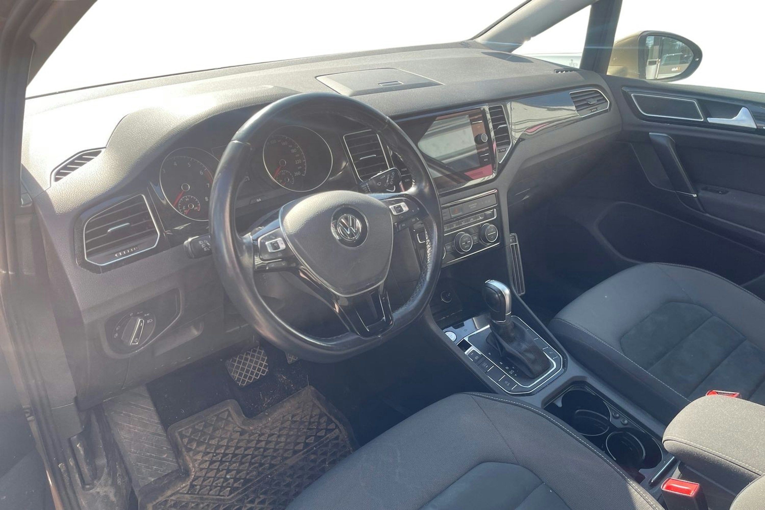 ruskea (beige) Volkswagen Golf Sportsvan 2018 kuva 3.