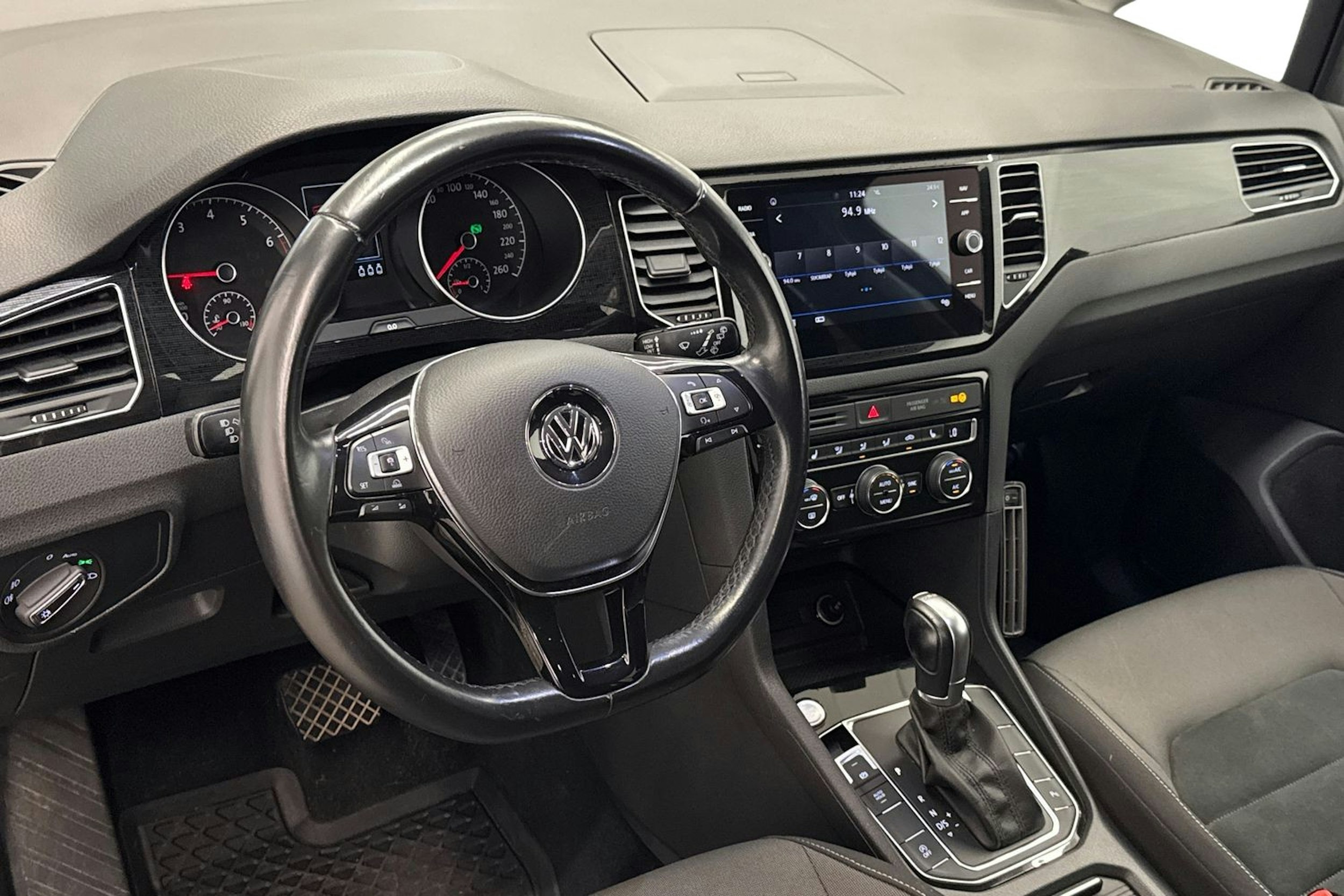 ruskea (beige) Volkswagen Golf Sportsvan 2018 kuva 7.