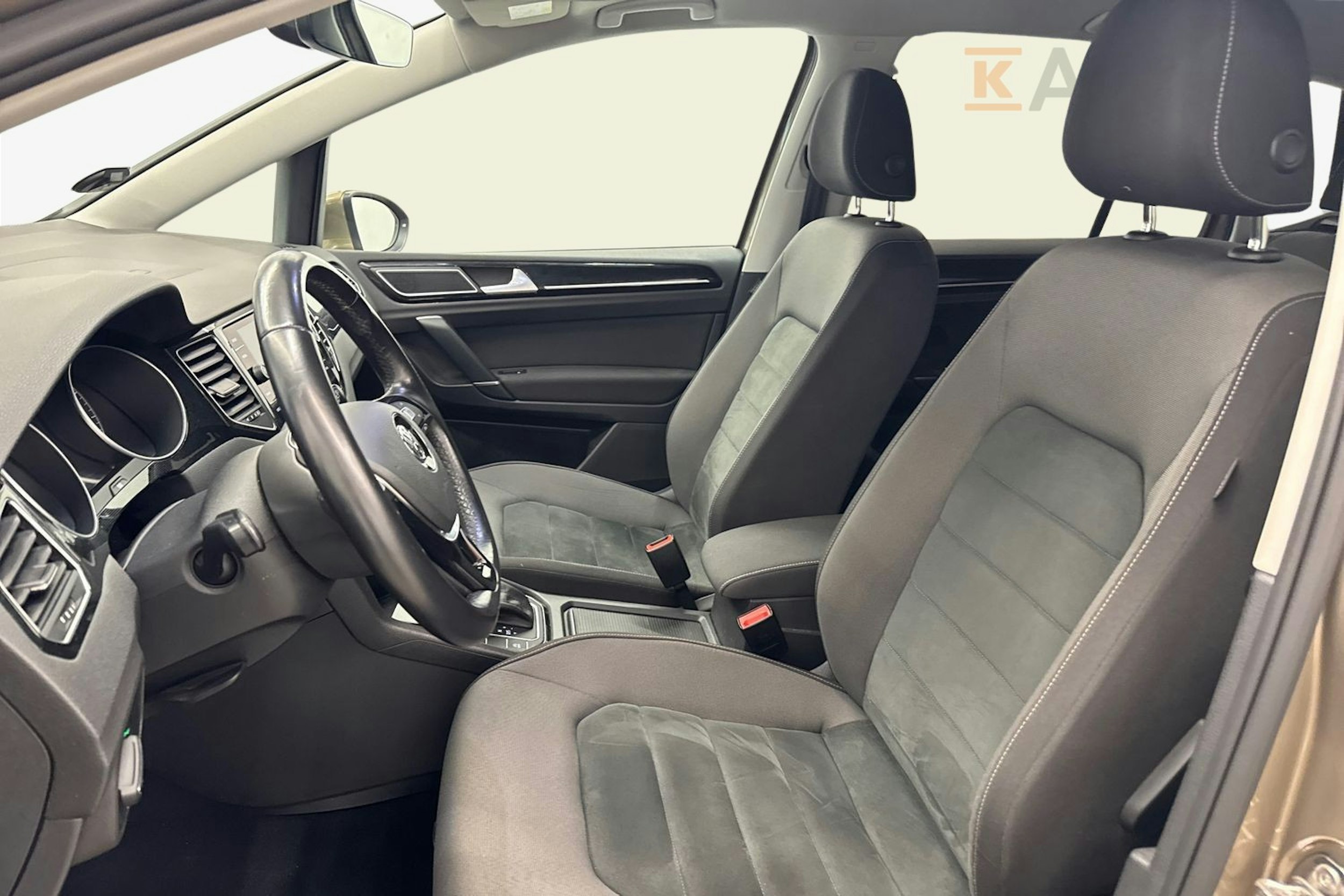 ruskea (beige) Volkswagen Golf Sportsvan 2018 kuva 11.