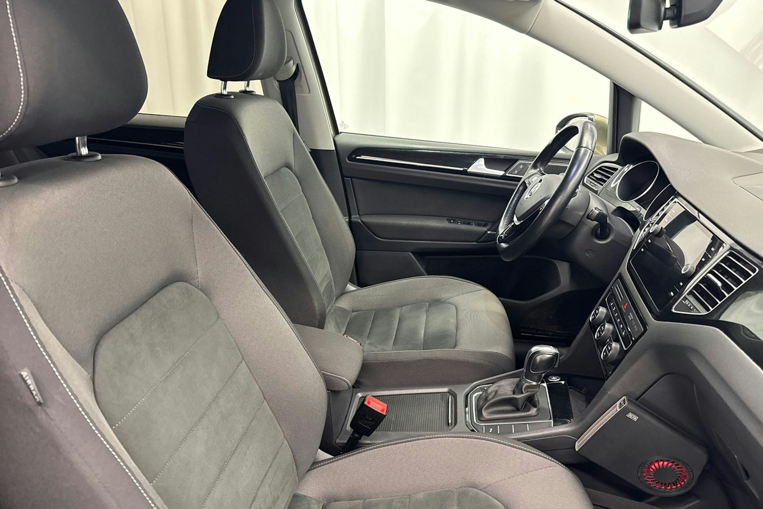 ruskea (beige) Volkswagen Golf Sportsvan 2018 kuva 13.