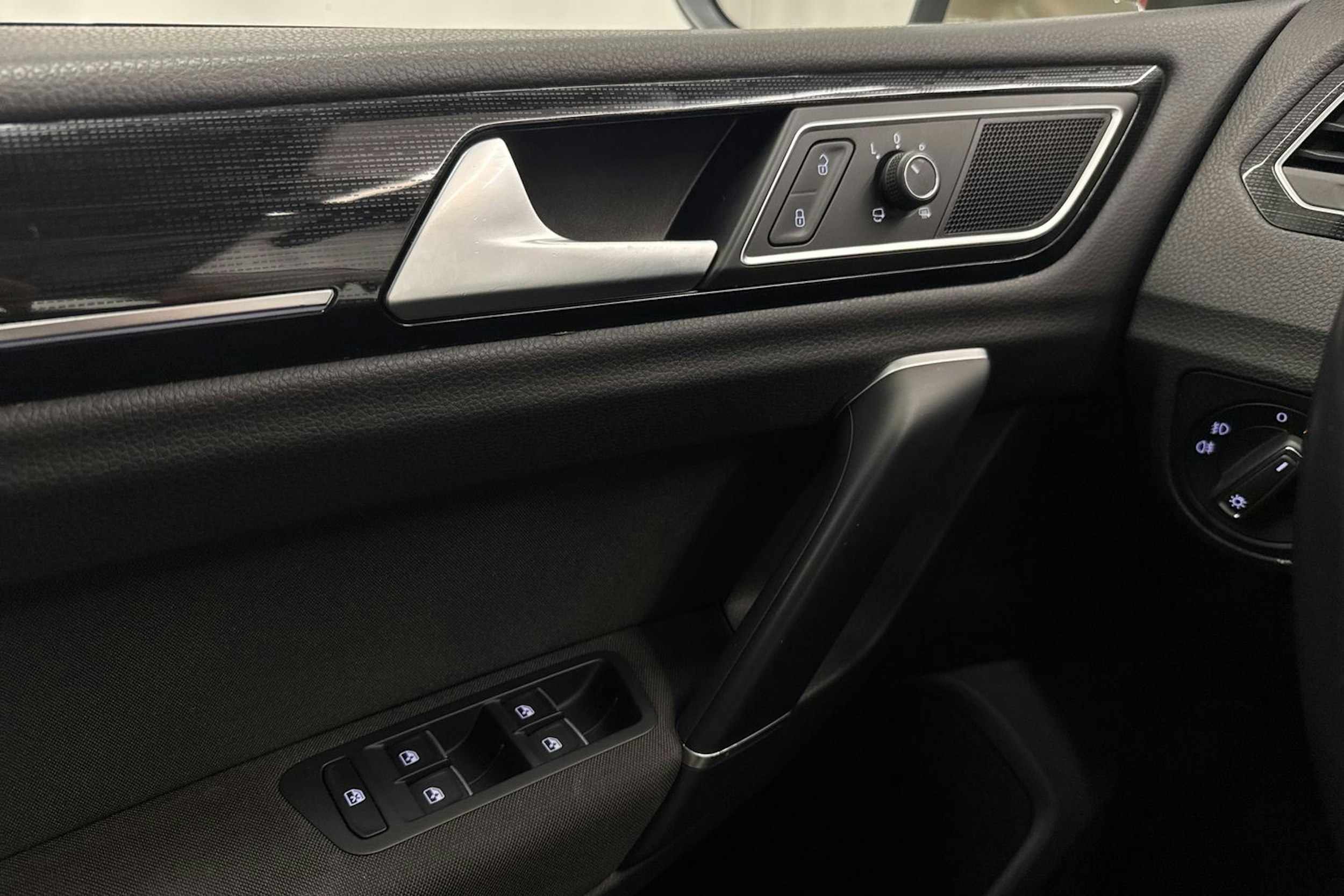 ruskea (beige) Volkswagen Golf Sportsvan 2018 kuva 18.
