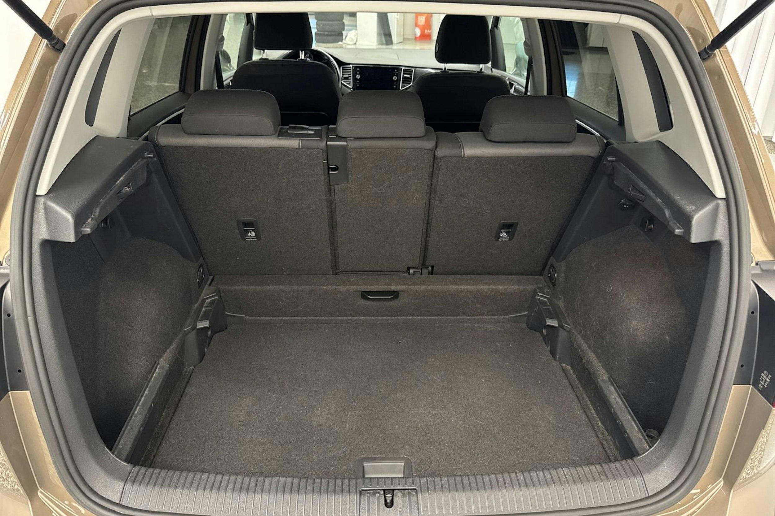 ruskea (beige) Volkswagen Golf Sportsvan 2018 kuva 37.