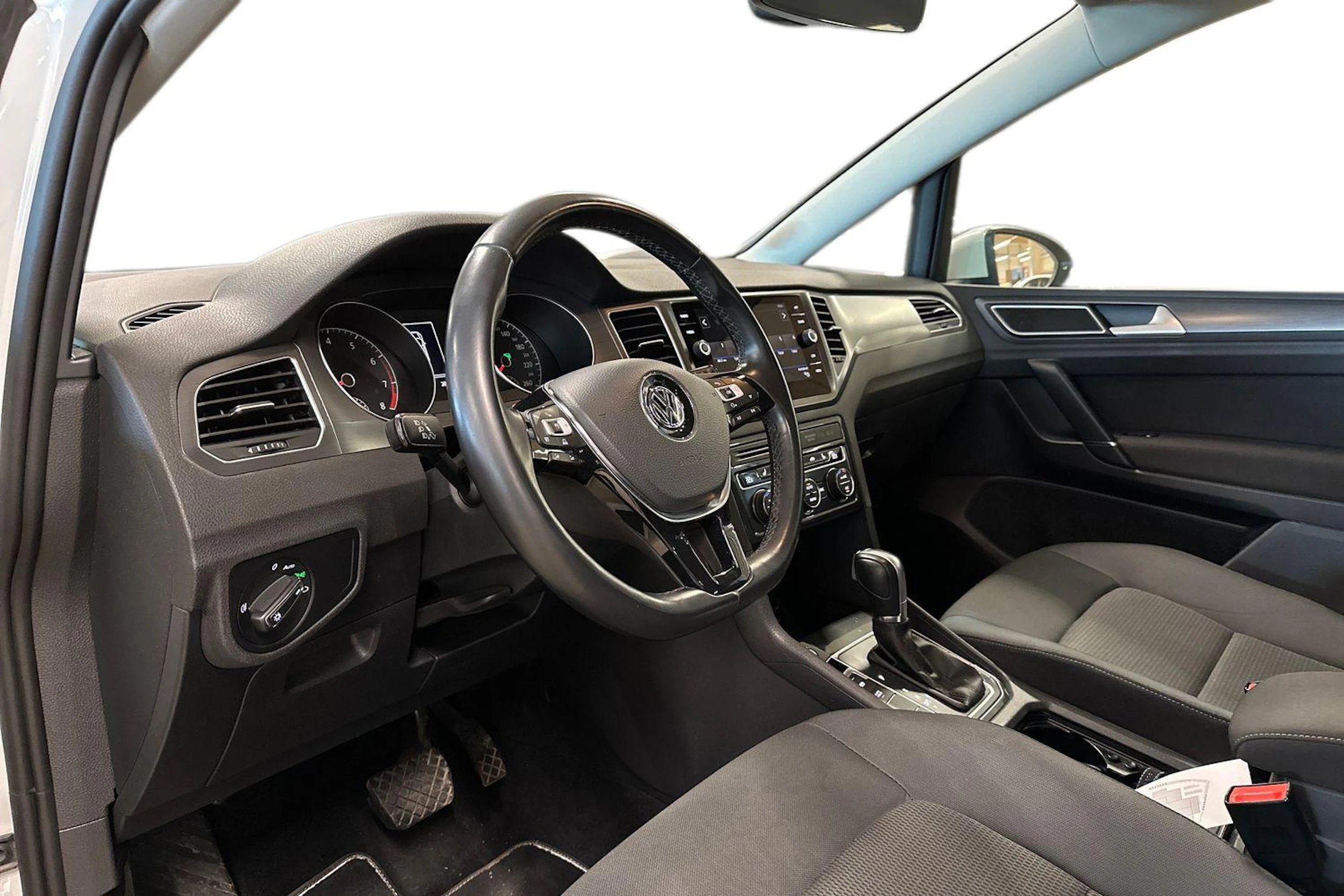 valkoinen Volkswagen Golf Sportsvan 2018 kuva 3.