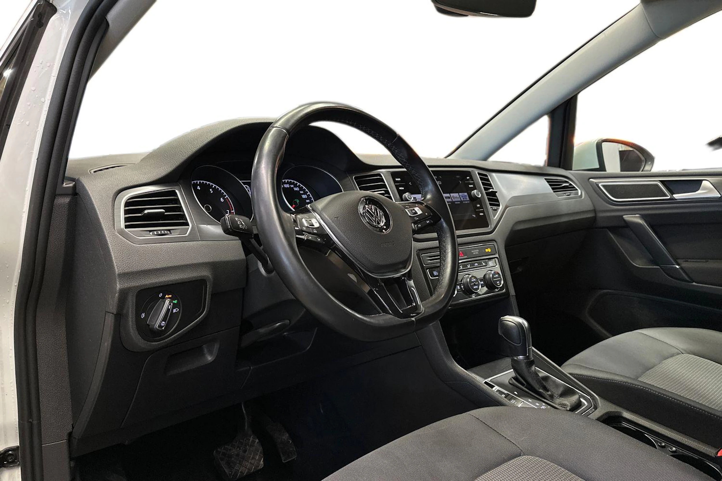 valkoinen Volkswagen Golf Sportsvan 2018 kuva 8.