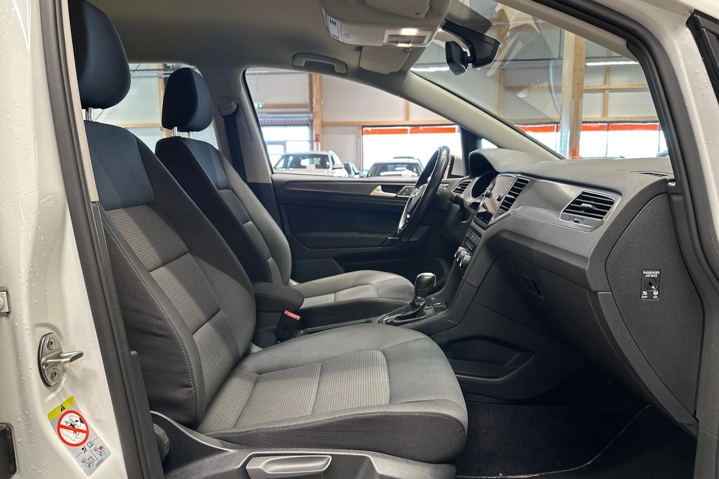 valkoinen Volkswagen Golf Sportsvan 2018 kuva 13.
