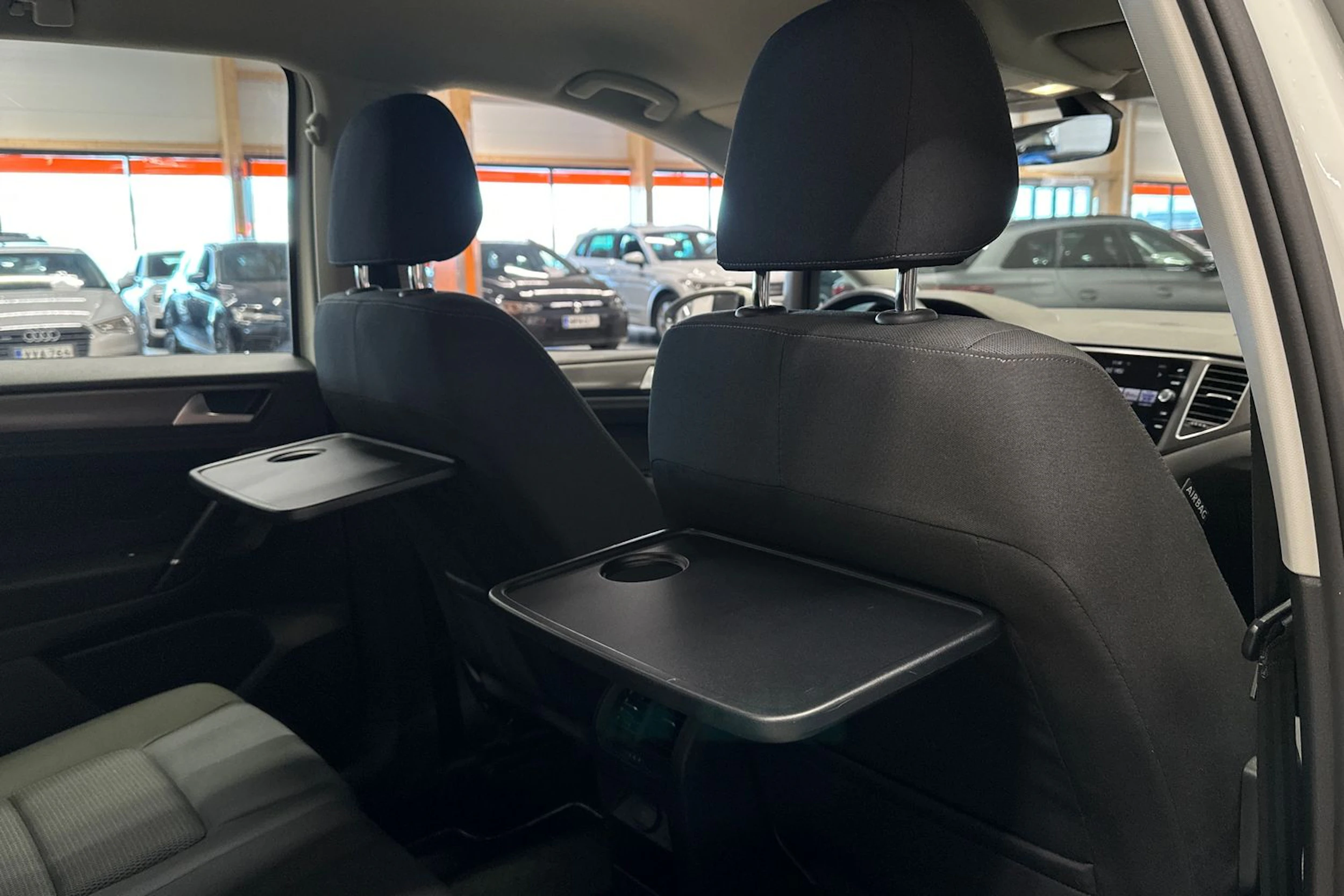 valkoinen Volkswagen Golf Sportsvan 2018 kuva 15.