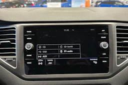 valkoinen Volkswagen Golf Sportsvan 2018 kuva 19.