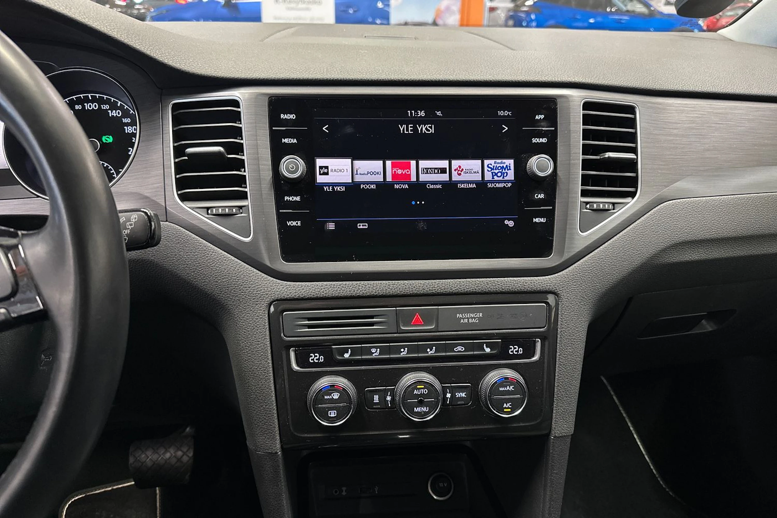 valkoinen Volkswagen Golf Sportsvan 2018 kuva 20.