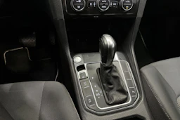 valkoinen Volkswagen Golf Sportsvan 2018 kuva 21.