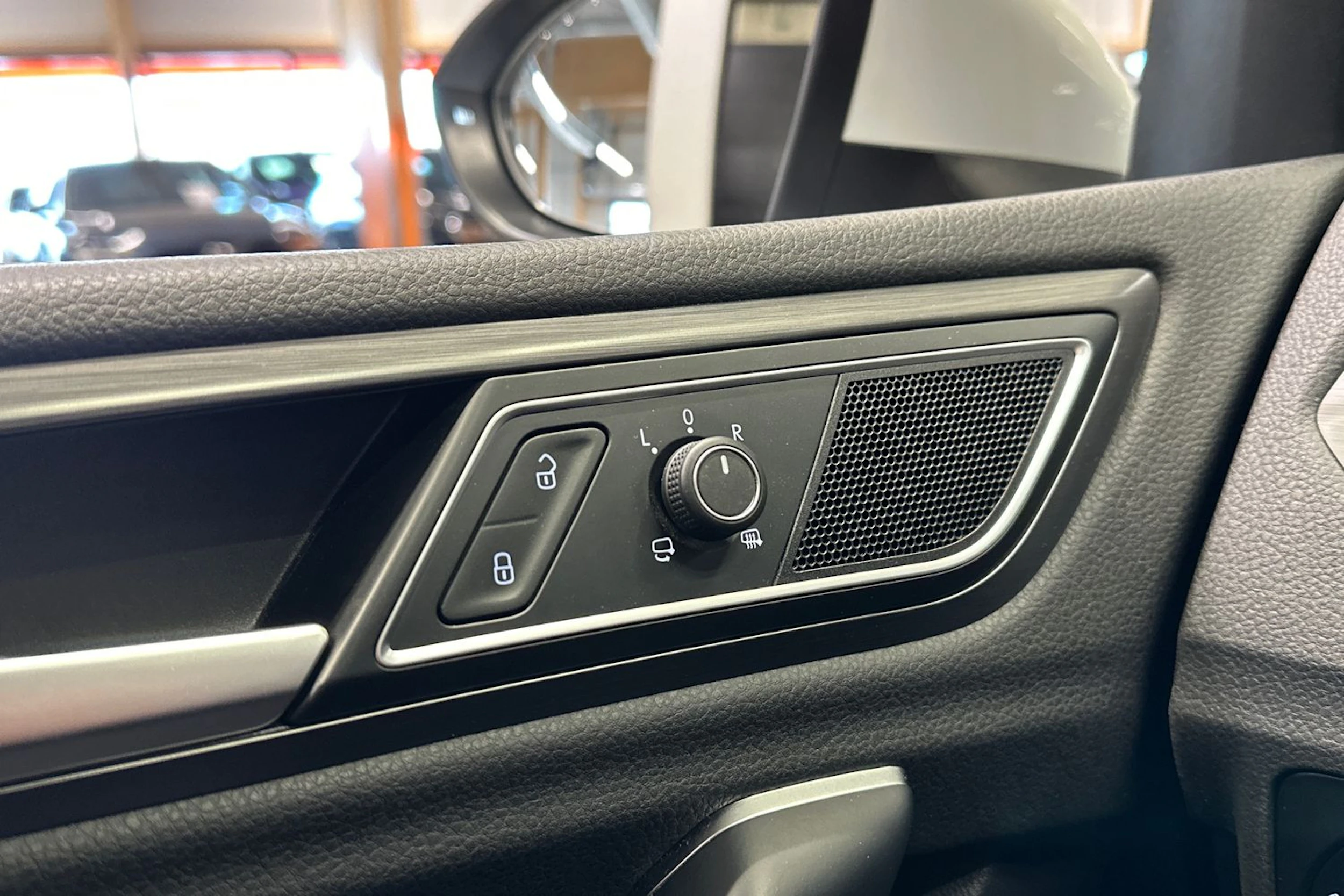 valkoinen Volkswagen Golf Sportsvan 2018 kuva 27.